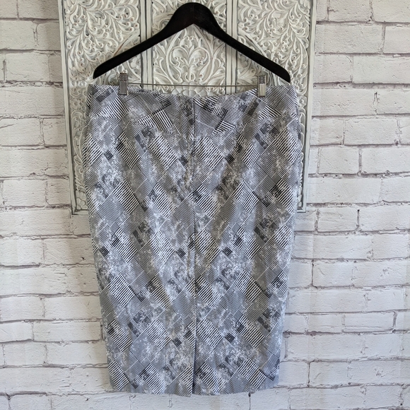 MICHEL STUDIO Geometric Stretch Fitted Skirt - Picture 3 of 10